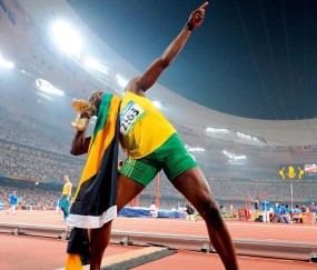 队报深度剖析，高压巴萨与争议判罚交织，主帅情绪失控成西甲风暴眼