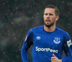 英超列强掀起后防军备竞赛，曼联领衔追逐罗马飞翼切利克