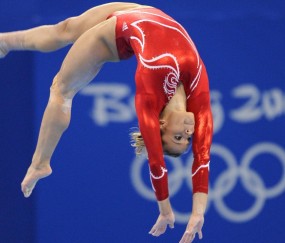 北大男篮惊险晋级引热议 球迷戏称祖传技艺再现江湖